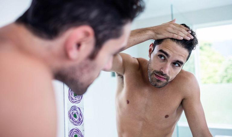Dlaczego mężczyźni łysieją? Wywiad z trychologiem Krzysztofem Gohrą