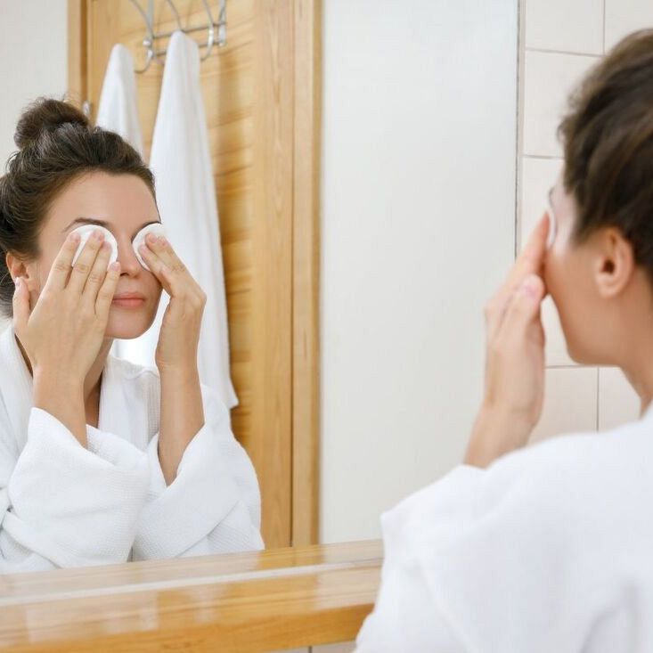 Wieczorny rytuał pielęgnacyjny: jak prawidłowo oczyścić skórę twarzy po całym dniu?